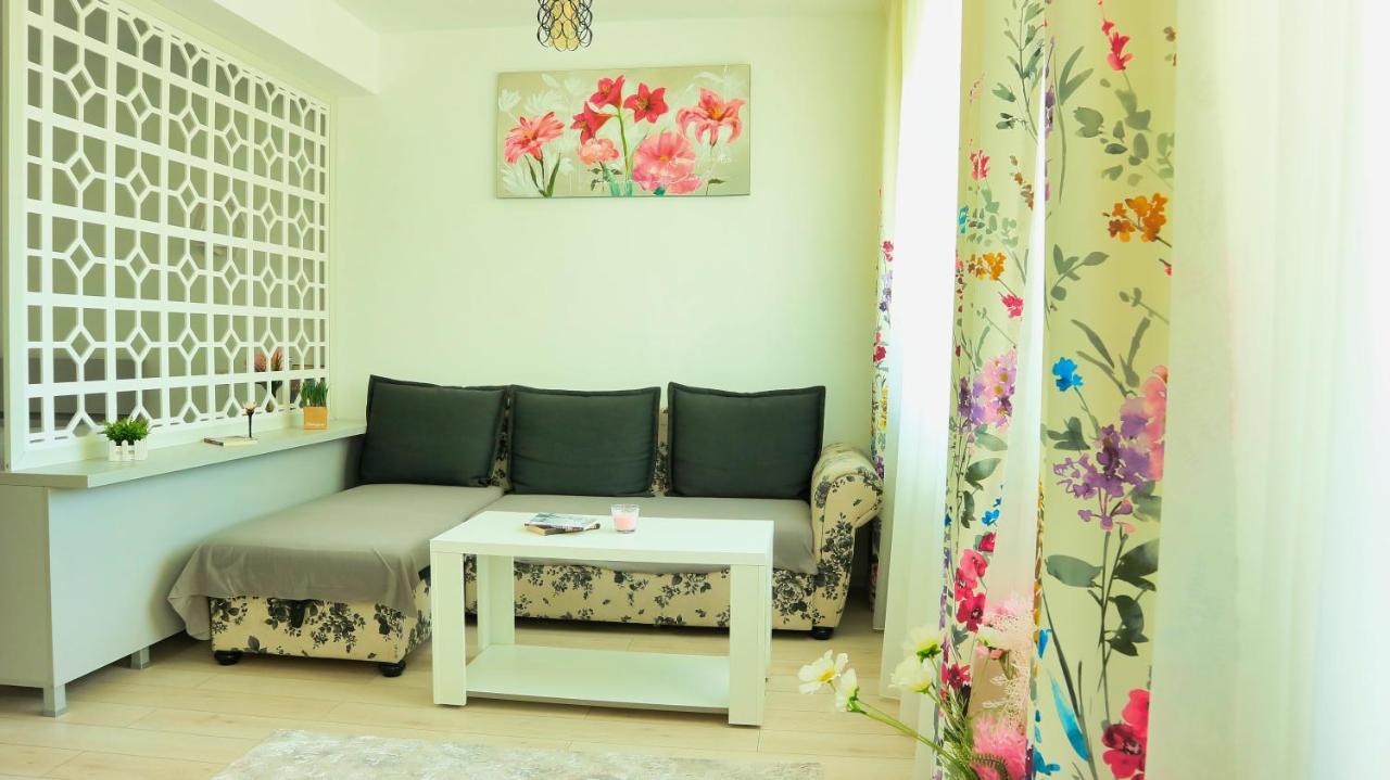 Cozy Flowers Studio - Fast Wi-Fi & Washer-Dryer Brassó Kültér fotó