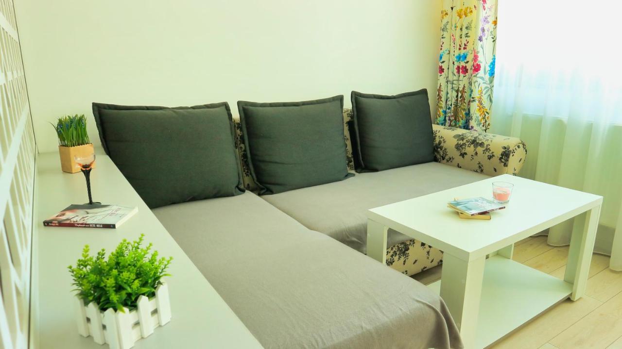 Cozy Flowers Studio - Fast Wi-Fi & Washer-Dryer Brassó Kültér fotó